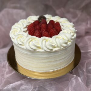 Vadelmainen kermakakku